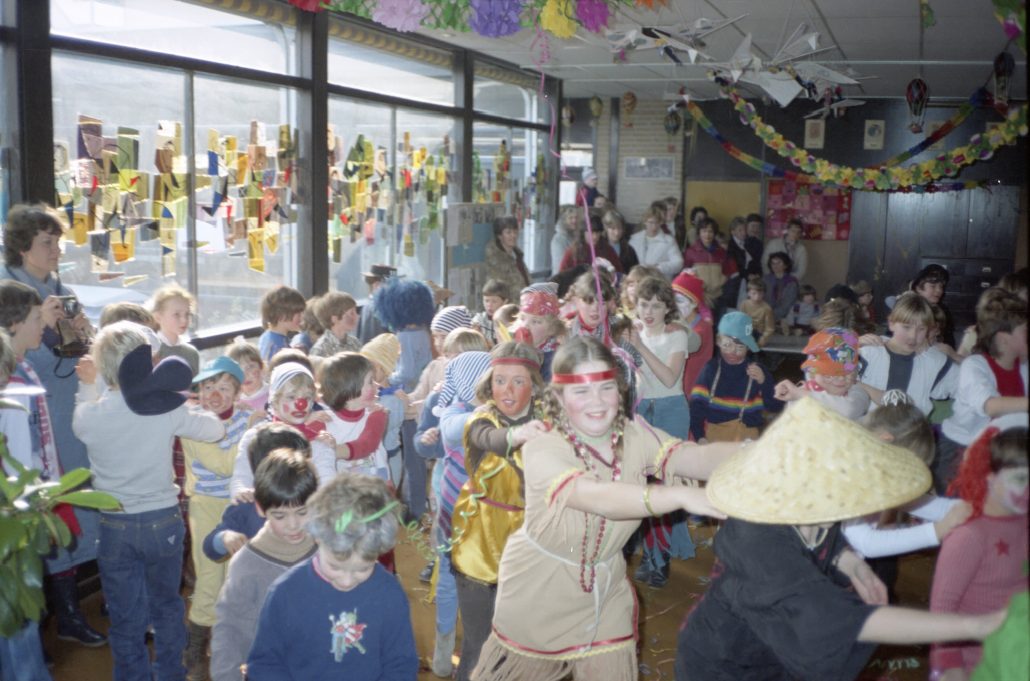 1983 febr carnaval voorjaar in aula-1