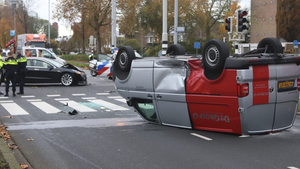 Busje Belandt Op Zijn Dak Na Crash Met Tesla - Leidschendam-Voorburg.TV