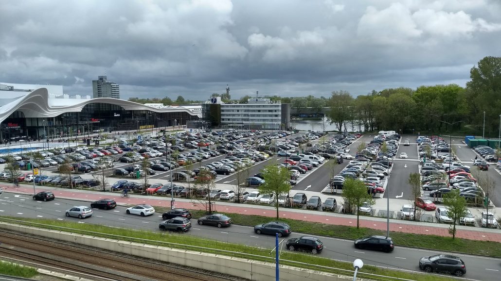 Enorme verkeersdrukte rondom Westfield Mall of the Netherlands