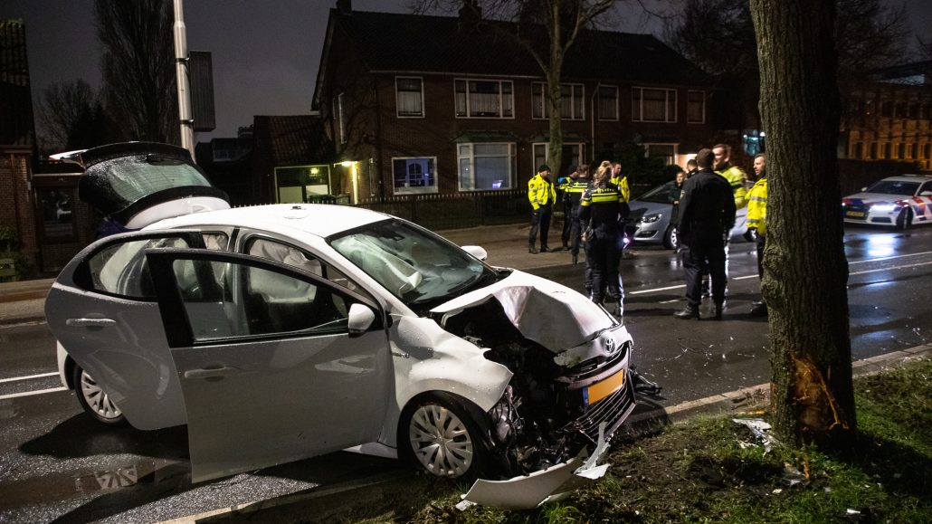 Automobilist botst op boom langs Vlietweg in Leidschendam